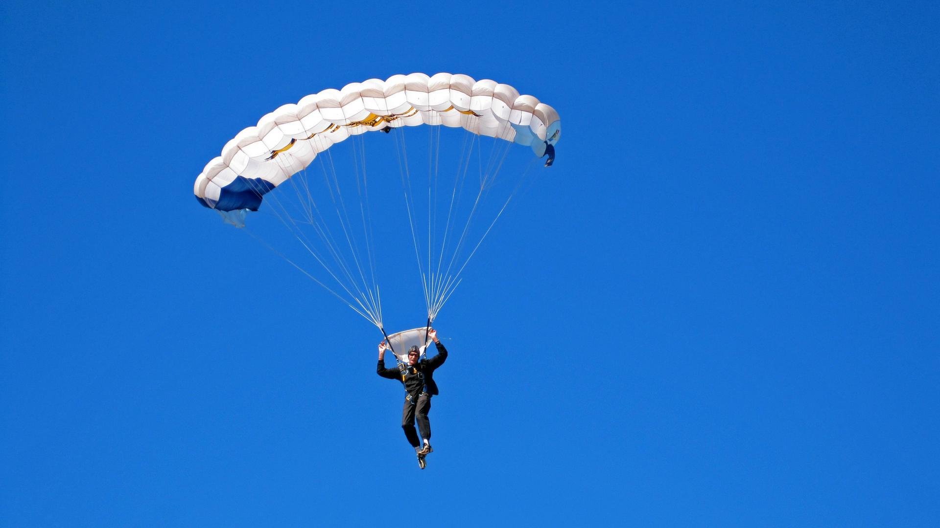 _现场观众热情高涨：气氛点燃比赛热度_，比赛气氛热烈,现场掌声不断